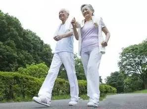 腿上的青筋弯曲是静脉曲张吗,腿上好多青筋是静脉曲张前兆吗