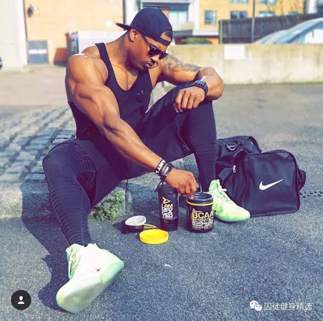 用雕刻刀雕刻动物,用木头雕刻熊猫