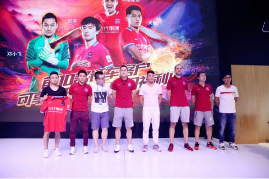 费尔南多现身重庆车展，人气爆棚引球迷尖叫