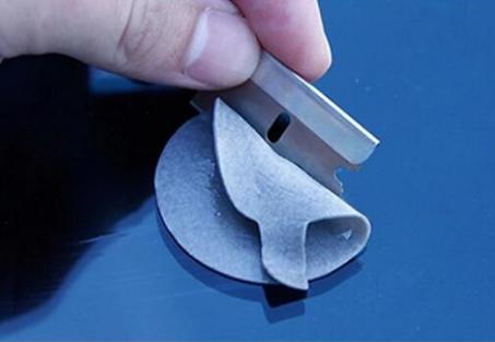 汽车玻璃被小石子砸了个洞怎么办,汽车挡风玻璃被小石子砸了怎么办