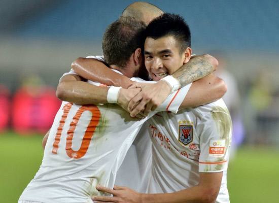 国足穷小子：曾卷报纸当球踢，现已成鲁能绝对主力