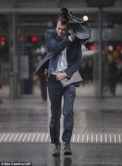 英国人的雨伞，誓死要跟最近的狂风暴雨杠上了