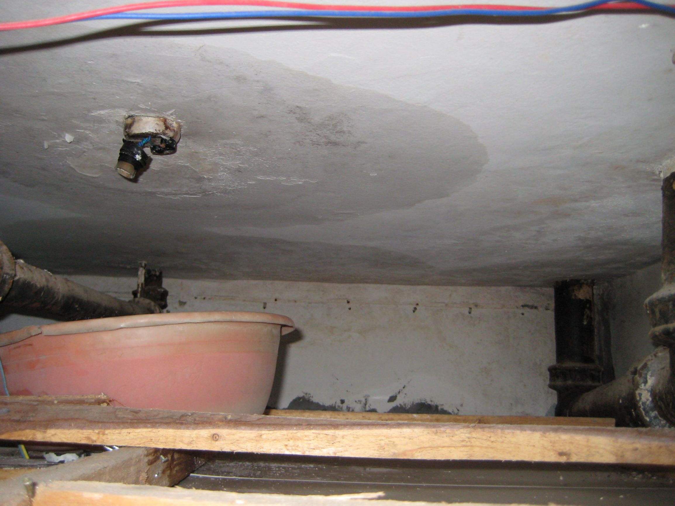 房顶漏水怎么查漏水点,房顶漏水一定是楼上漏水吗