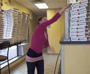 搞笑gif动图：汪星人，你是打算练蛤蟆神功吗