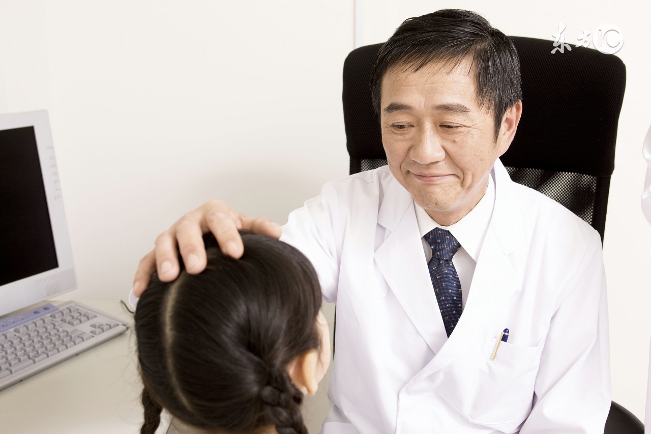 孩子高烧不退需要输液吗,孩子高烧不退要不要盖被子