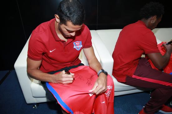 费尔南多现身重庆车展，人气爆棚引球迷尖叫