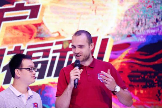 费尔南多现身重庆车展，人气爆棚引球迷尖叫