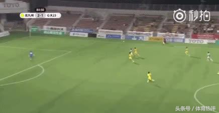 门将低级失误不慎将球踢进自家,门将把球踢进了球门搞笑视频