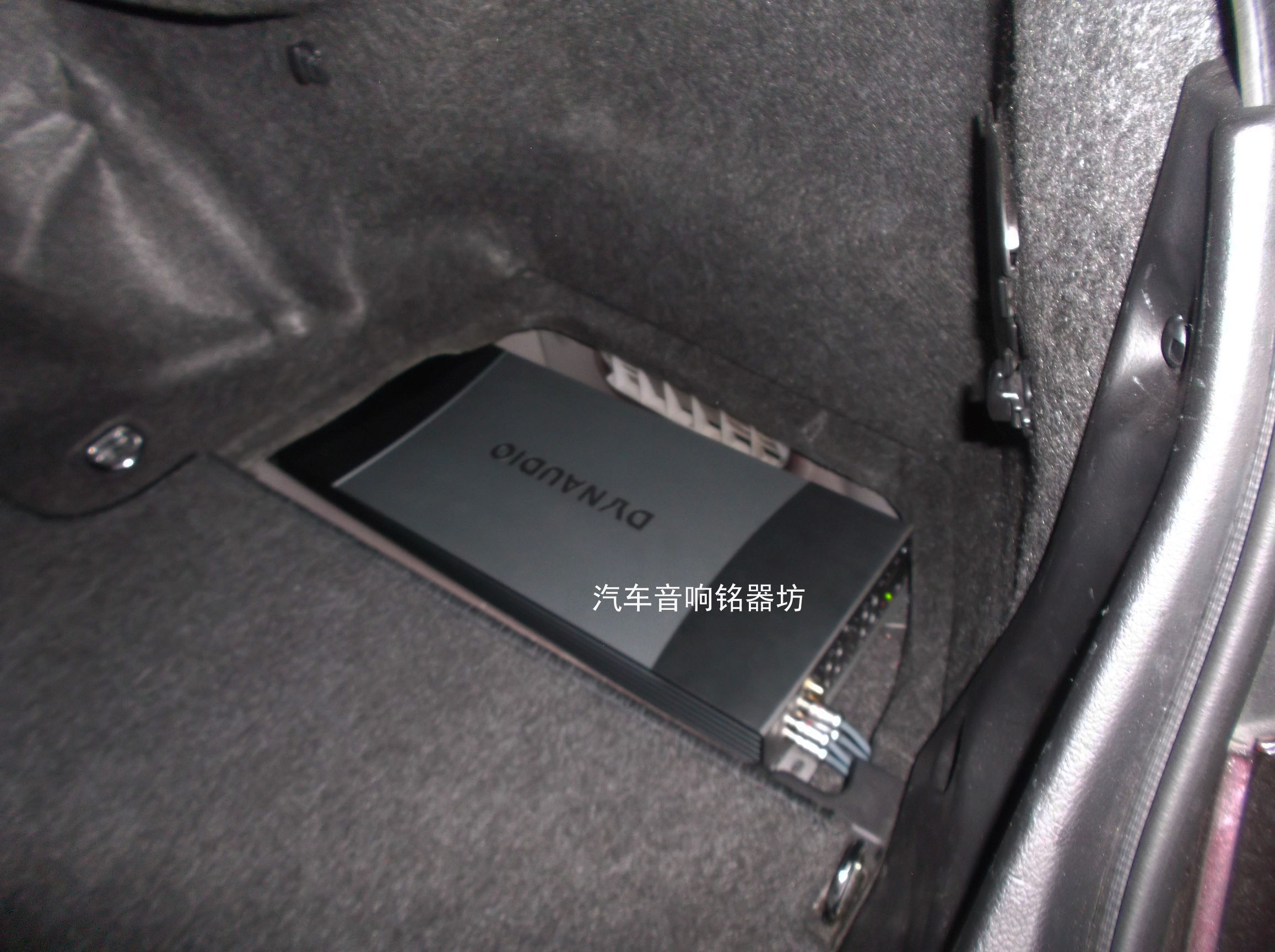 丰田皇冠升级丹拿342三分频喇叭与丹拿A6004汽车功放!宝安非常城市