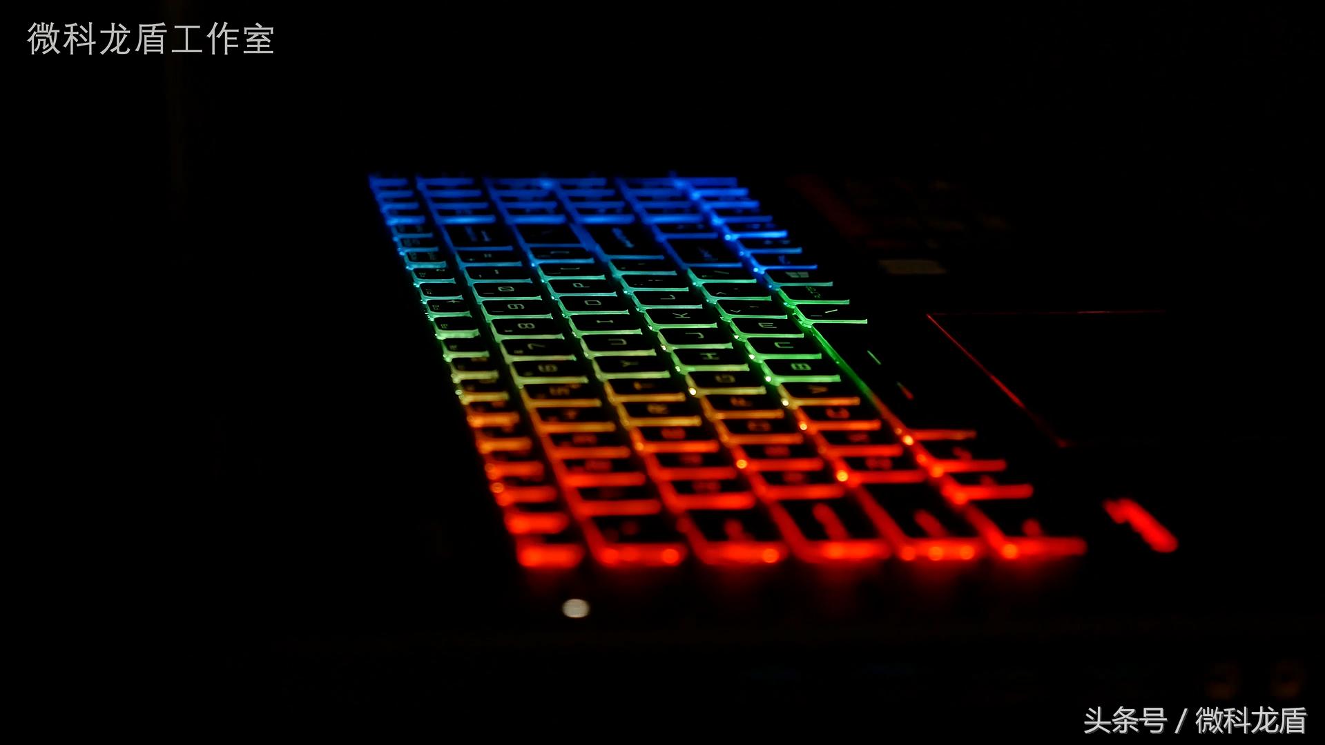 奥迪是车里面的灯厂，那么微星也在向游戏本的灯厂靠近，没错说的就是GT72VR而且还是灯大灯粗灯会闪