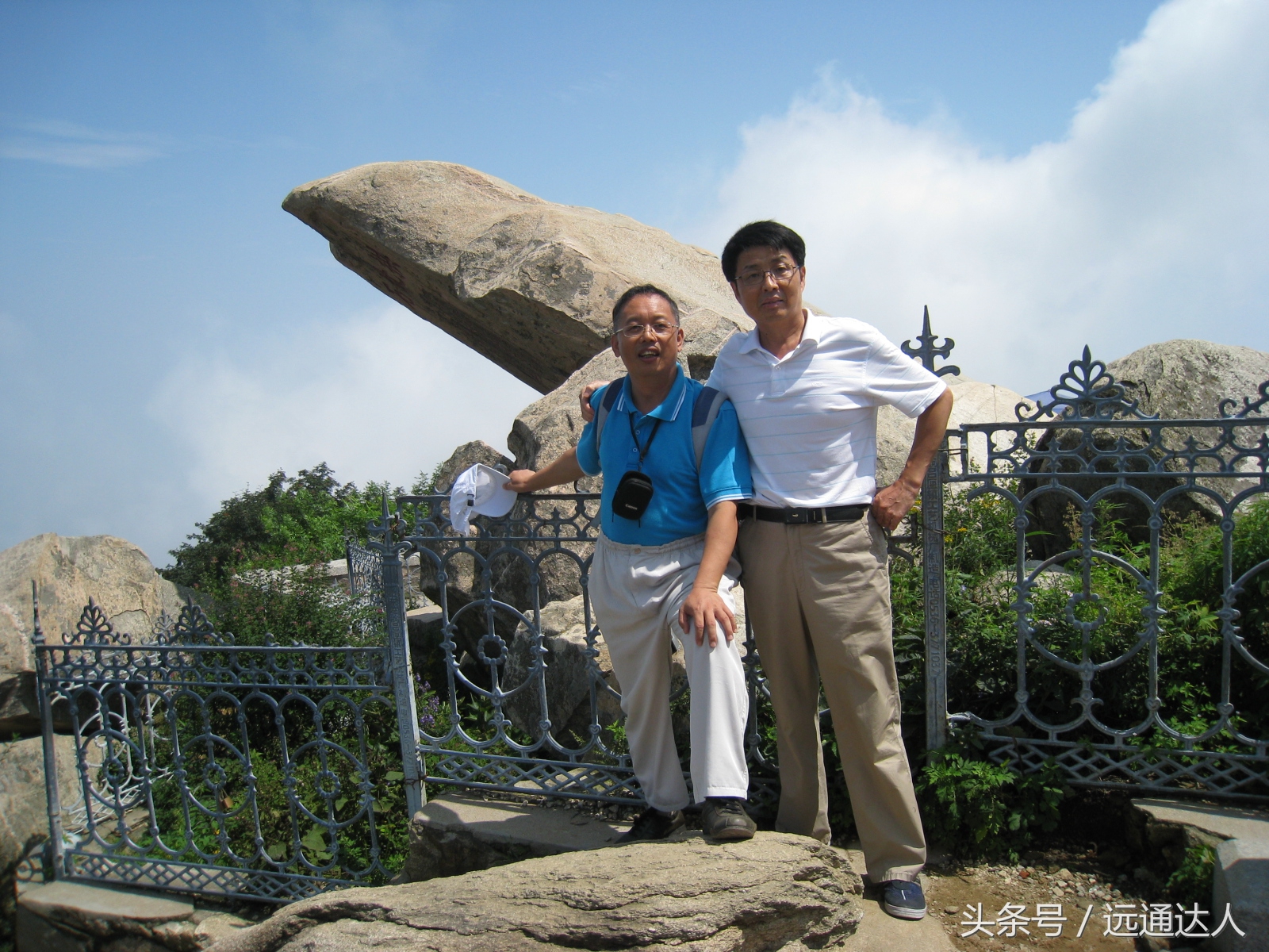 身为泰安人第一次爬泰山,陪爷爷爬泰山感慨朋友圈