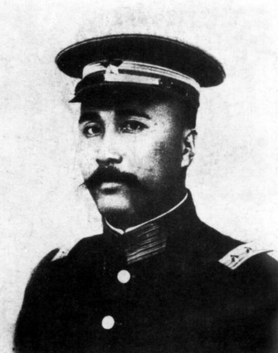 此人是不赌博、不嫖妓、不畏蒋介石强权忠心追随孙中山的民国军阀