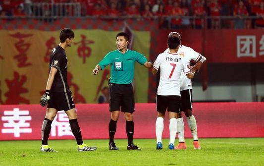中超第19轮京鲁大战裁判安排,中超裁判王迪深度解析