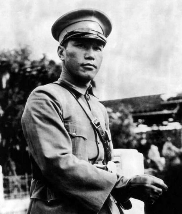 此人是不赌博、不嫖妓、不畏蒋介石强权忠心追随孙中山的民国军阀