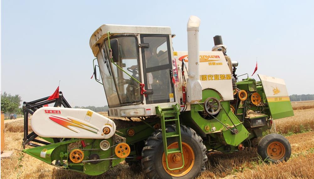 纵横田间，麦收不将就，这款山东“壮汉”收割机就是猛