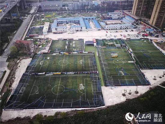 男子花50万改造荒凉小院,男子花百万改造城堡