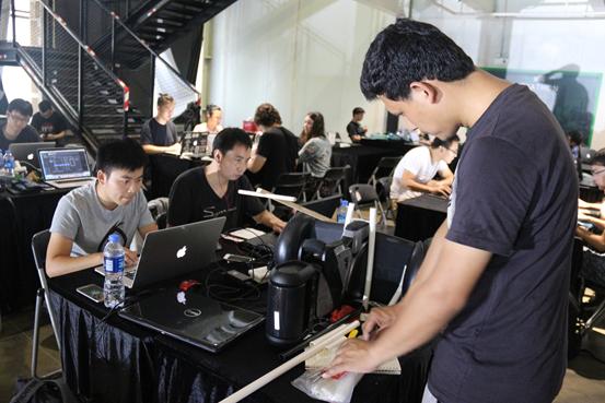 机器人Loomo黑客马拉松首次落地深圳Roadshr导购机器人夺冠