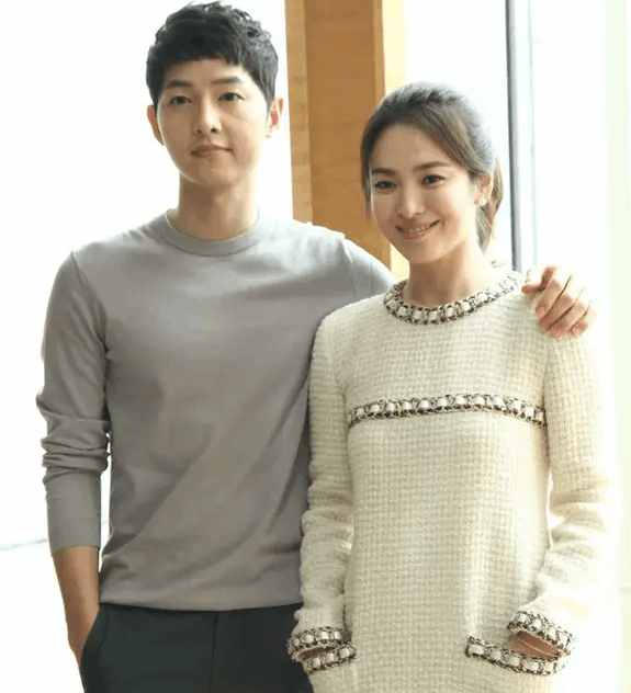 宋仲基宋慧乔搭肩同游,宋仲基宋慧乔巴厘岛甜蜜约会