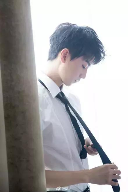 王俊凯几岁登上的米兰时装周,王俊凯t台首秀