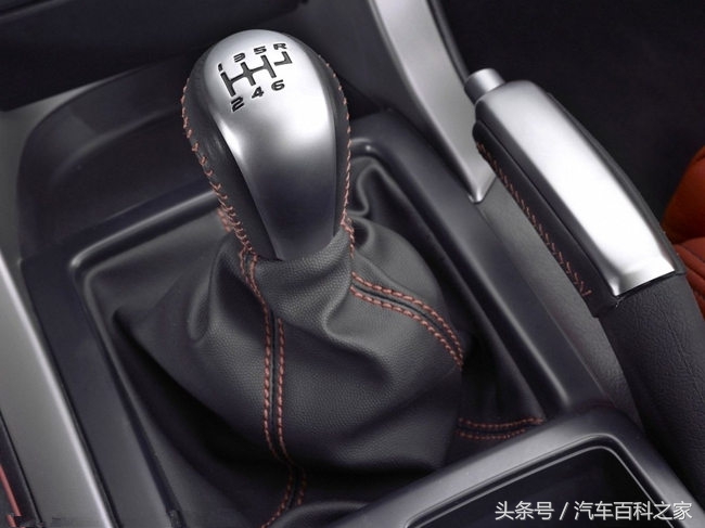 手动挡停车不熄火的正确步骤,手动挡熄火停车是空挡还是一档