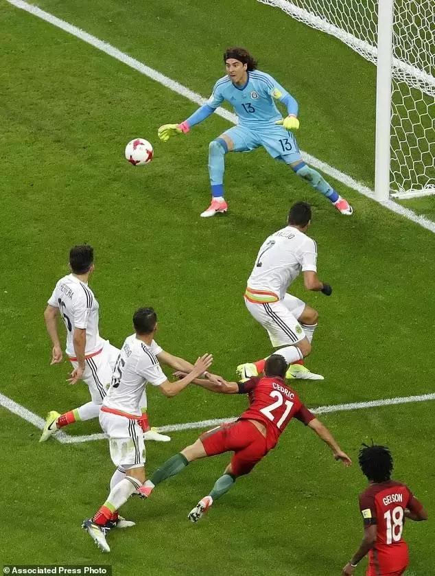 进球了，别急着庆祝，先看回放联合会杯上的录像助理裁判，靠谱吗？