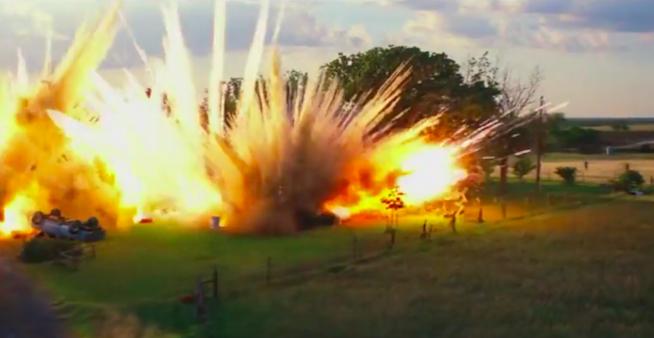 和《变形金刚》里的爆炸相比,《速激8》简直弱爆了