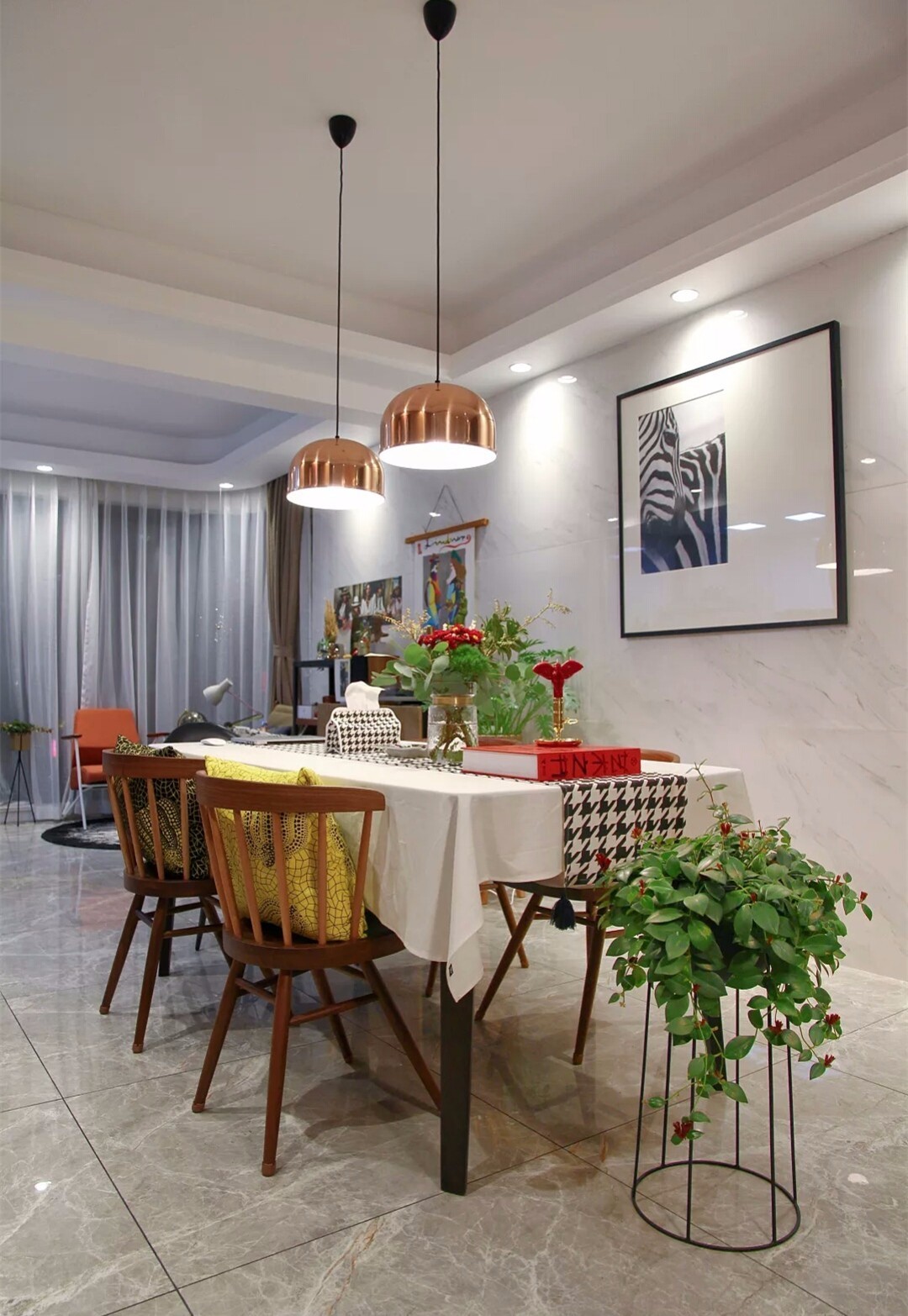 餐桌上盖一条布实用吗,为什么餐桌上要铺一块布