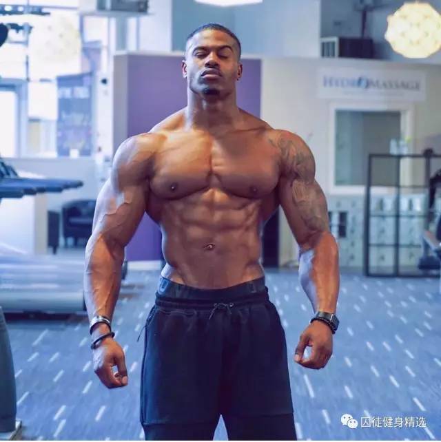 用雕刻刀雕刻动物,用木头雕刻熊猫