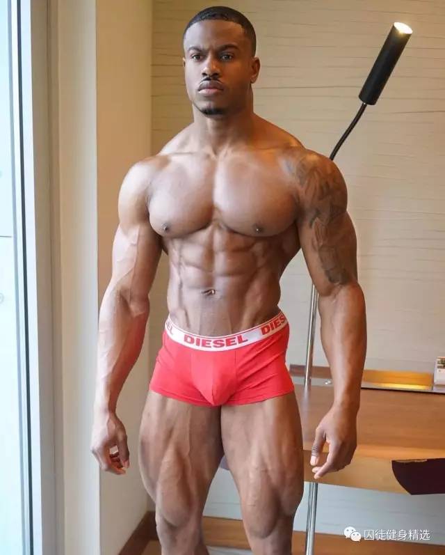 用雕刻刀雕刻动物,用木头雕刻熊猫