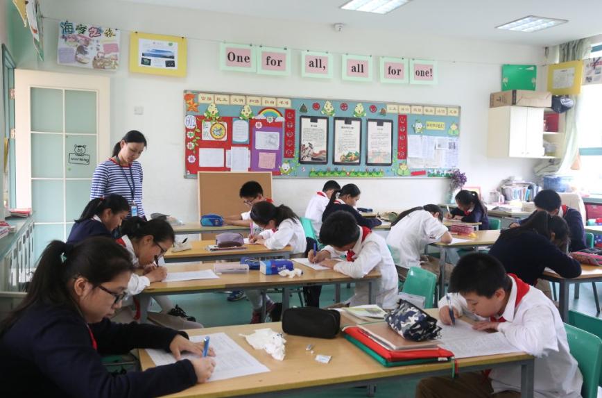 中午的教室很安静用英语怎么说,午休时的校园鸦雀无声