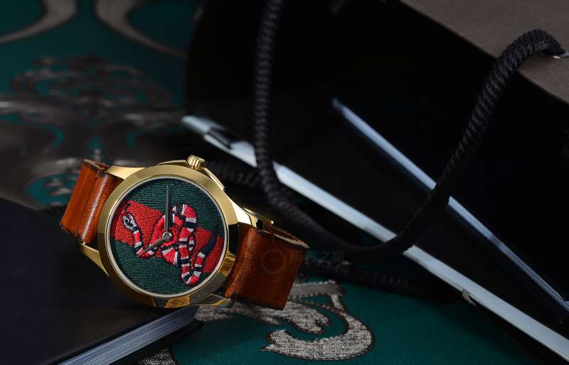 gucci鑵曡〃鐝犲疂绮捐嚧缁嗚妭鍖犲績鍛堢幇,gucci鏂版dive鏈烘鑵曡〃