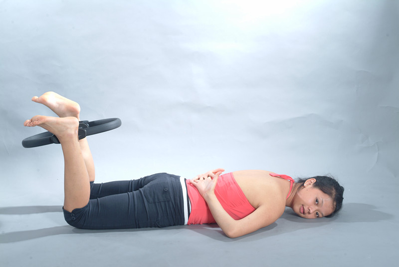 跪姿侧向踢普拉提,普拉提双腿踢动作