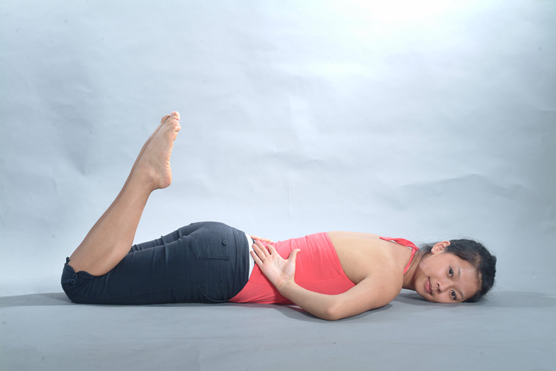 跪姿侧向踢普拉提,普拉提双腿踢动作