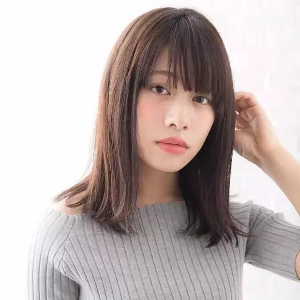 发际线太高发量又少,发际线高发量少弄什么发型