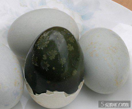 凉拌皮蛋放味精会中毒吗,凉拌皮蛋加醋会中毒吗