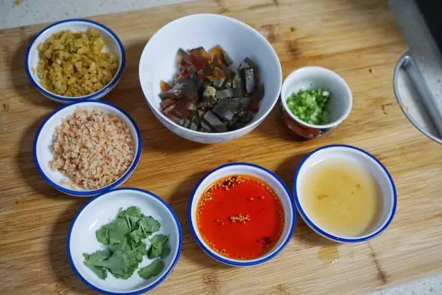 美味可口的皮蛋豆腐凉拌小贴士,又到夏天了各种小吃