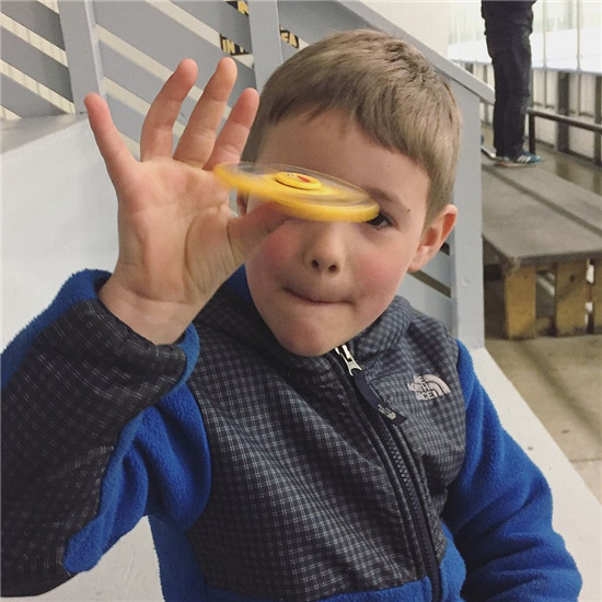 老钱推荐：无聊手痒怎么办？一边儿玩指尖陀螺,fidgetspinner去！