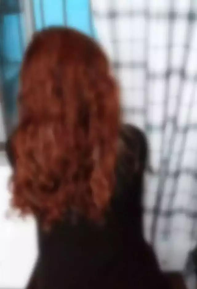 女子与小三聊天,女子和小三