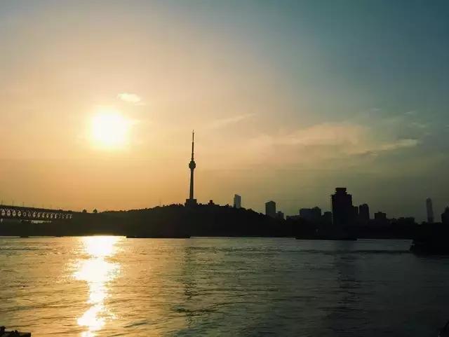 学了那么多拍照姿势还是用不上,学了多年摄影