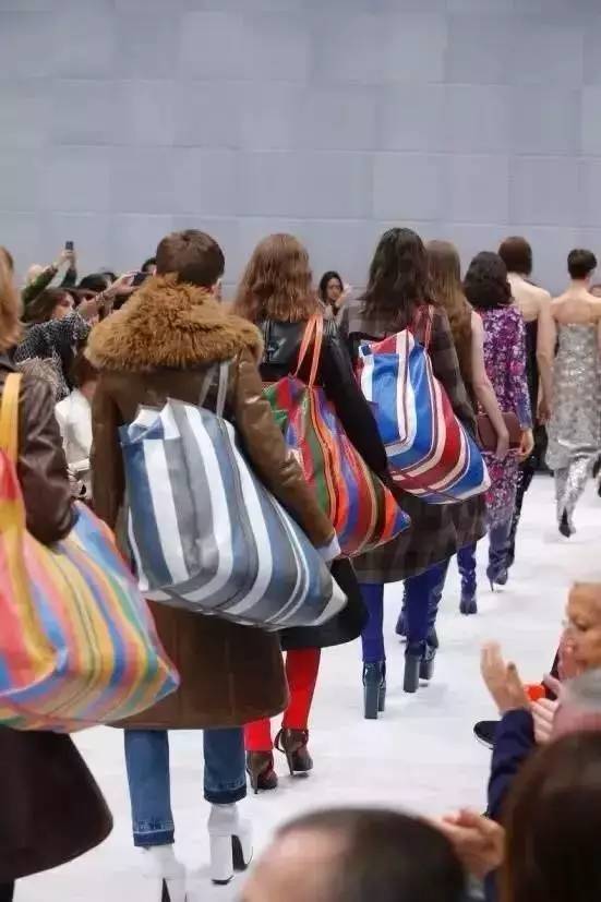 水煮｜一双塑料凉鞋4000块，洗澡筐4300……信阳的小伙伴不要惊讶，这些时尚大牌你都拥有过！