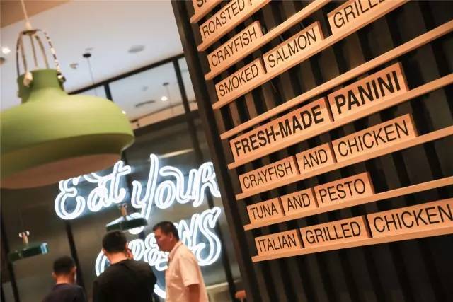 全国首家！能喝啤酒的绿色KFC你101%没吃过！热压帕尼尼、北美甜薯条……KPRO餐厅，要被挤爆啦！