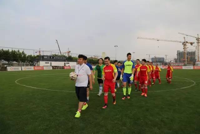 关注｜电影《谁是球王》友谊赛在上海举行毕节草根足球队代表的“谁是球王”队2：1胜出