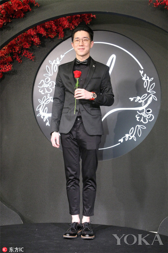 衣范追踪信你的黑裤子油光锃亮像是几年没洗了