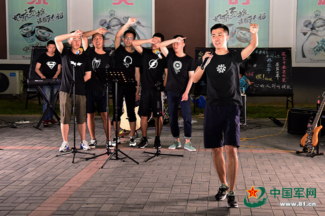 一大波帅哥来袭！远航乐队露天演唱会嗨翻军校