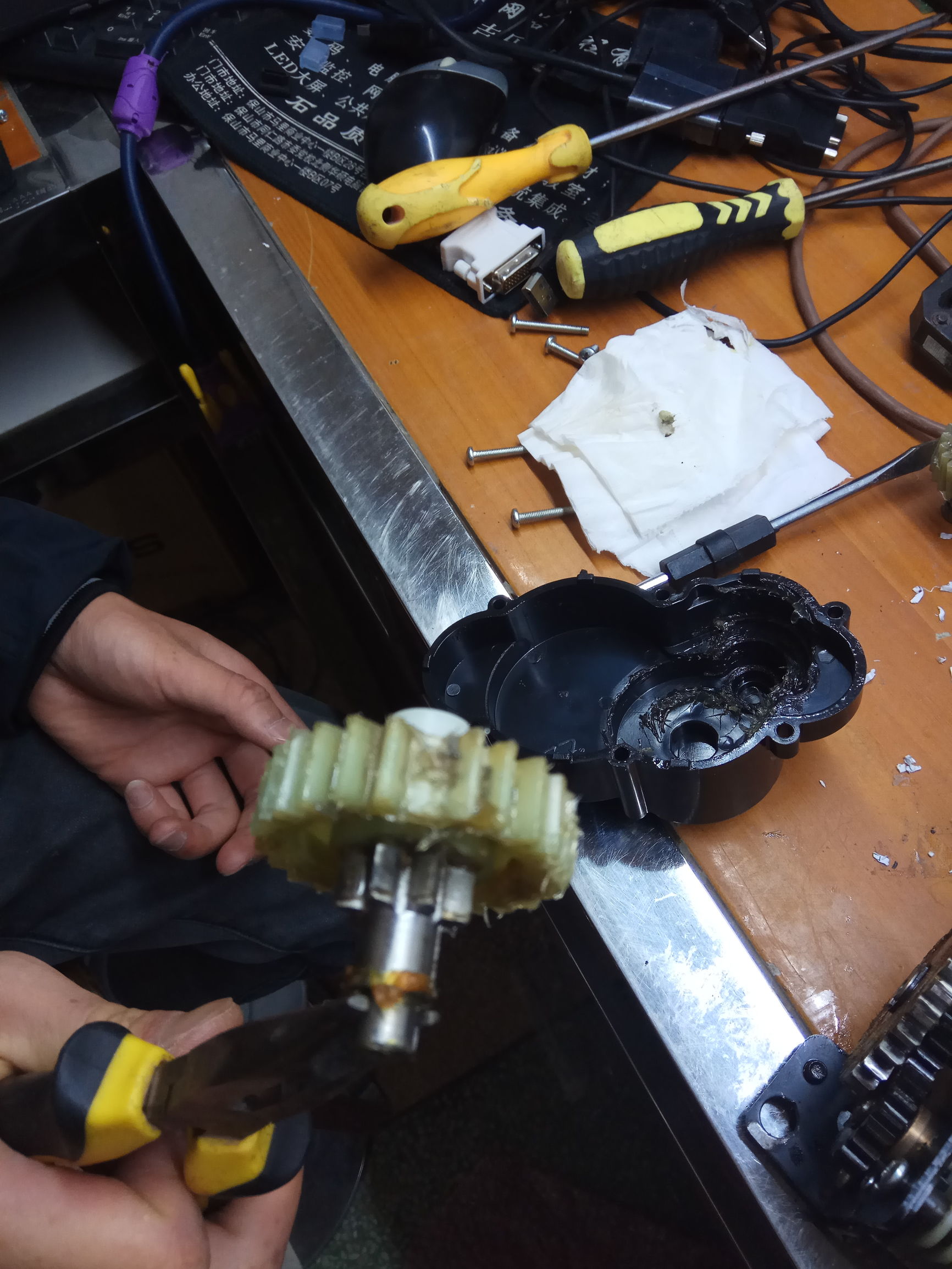 碎纸机的简单故障处理,碎纸机不转动的故障应如何处理