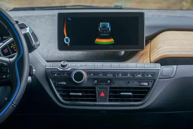 宝马i3新老款对比,宝马i3第一款现在还值得入手吗