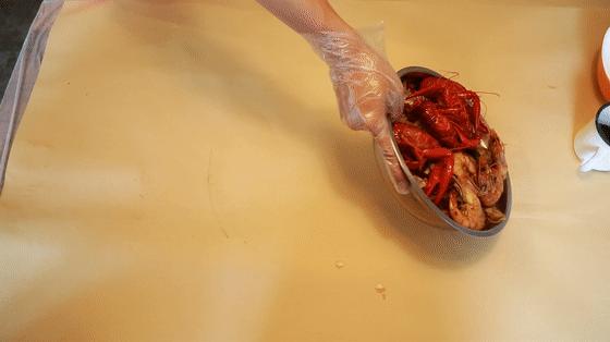 WTF？去南阳路吃海鲜，服务员把菜倒桌上就走，连筷子都没有？