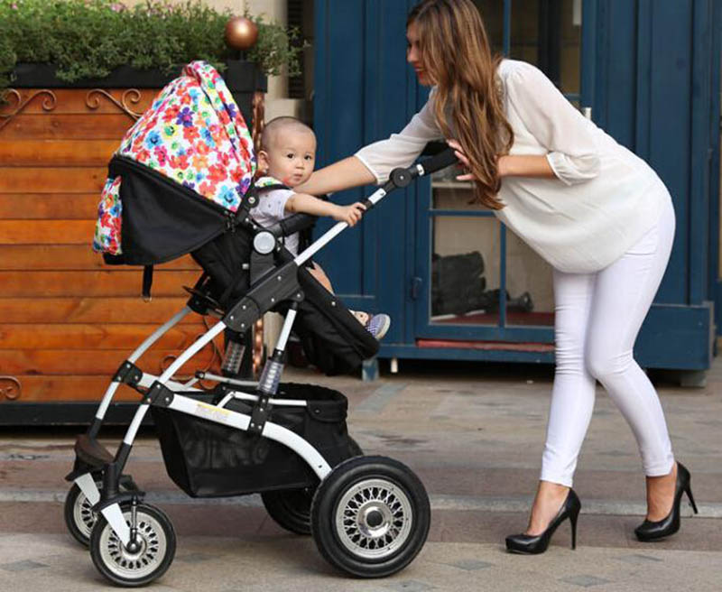 婴儿推车可躺可睡操作方法,宝宝坐婴儿推车需要注意什么