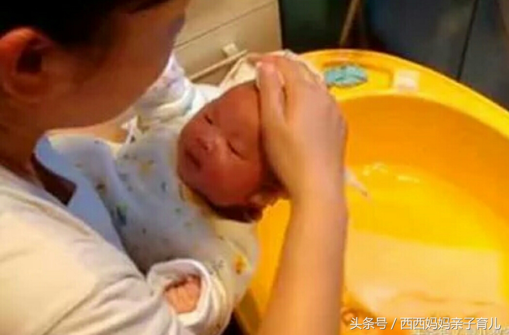 婴儿刚出生因妈妈感冒住监护室,新生儿高烧一直不退怎么办