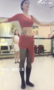 看到没？美女老师示范了分三步，分别是慢、慢、快